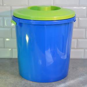 Бак 32л пищевой цветной с крышкой